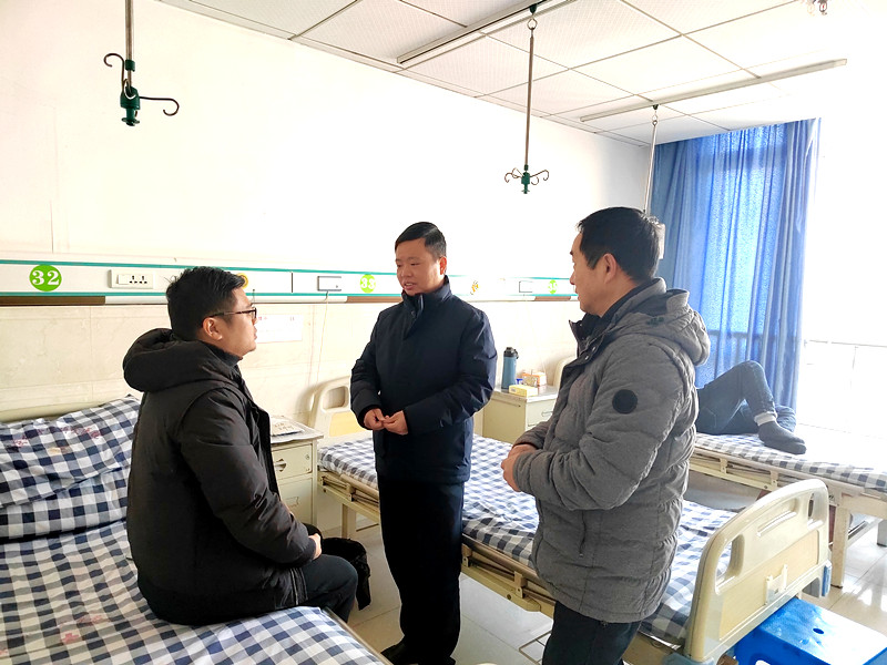1231迎江一支部看望会员吴伟明_副本.jpg