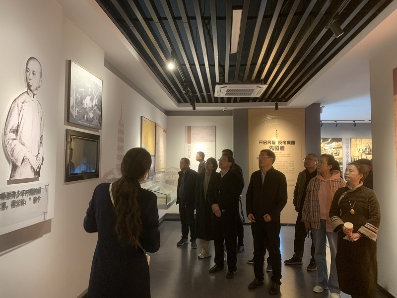参观展厅.jpg