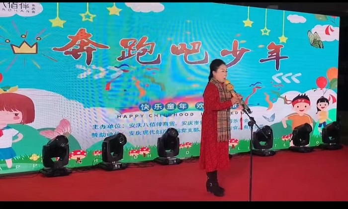 民进会员师生同台献歌祖国 (1)