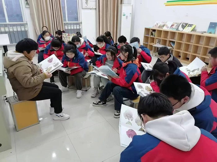 民进会员刘娟红创办“临窗听雨·读书社”